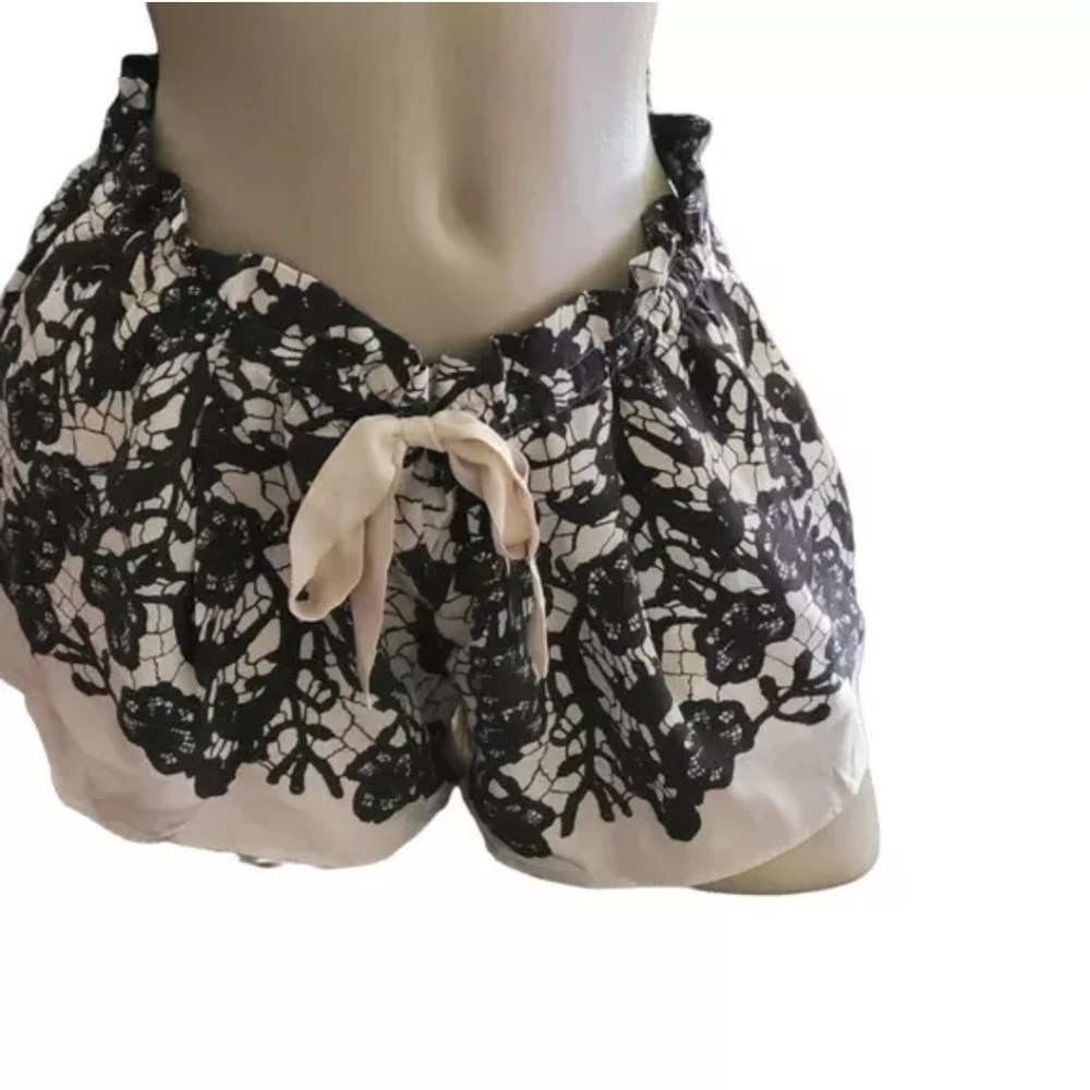 Wilfred‎ Aritzia 100% Silk Shorts  Black/Cream Floral
